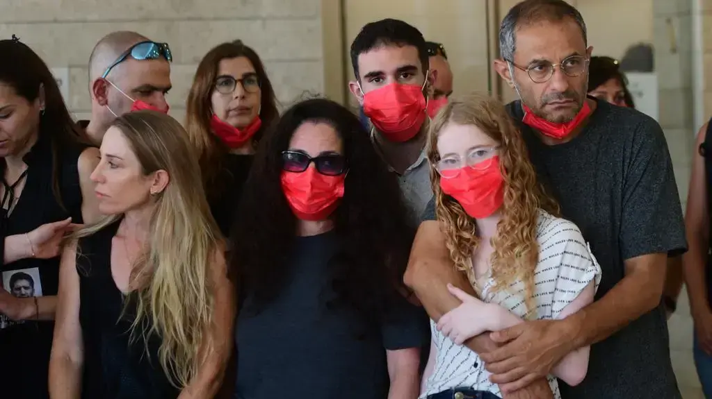 בני משפחותיהם של תומר ויינשטיין ויניב לוגסי בעת מתן גזר דין ליונתן פדידה, בימ"ש מחוזי מרכז, 30 ביוני 2021 בני משפחותיהם של תומר ויינשטיין ויניב לוגסי בעת מתן גזר דין ליונתן פדידה, בימ"ש מחוזי מרכז, 30 ביוני 2021