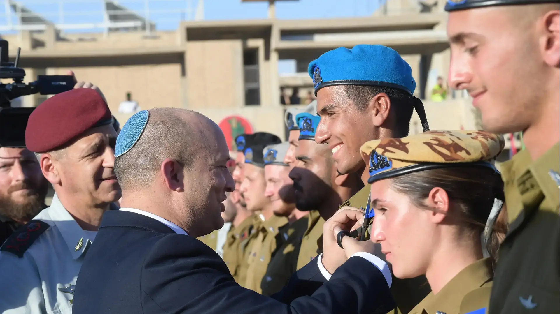 ראש הממשלה נפתלי בנט בטקס סיום קורס קצינים קרביים, מצפה רמון, 1 ביולי 2021 ראש הממשלה נפתלי בנט בטקס סיום קורס קצינים קרביים, מצפה רמון, 1 ביולי 2021