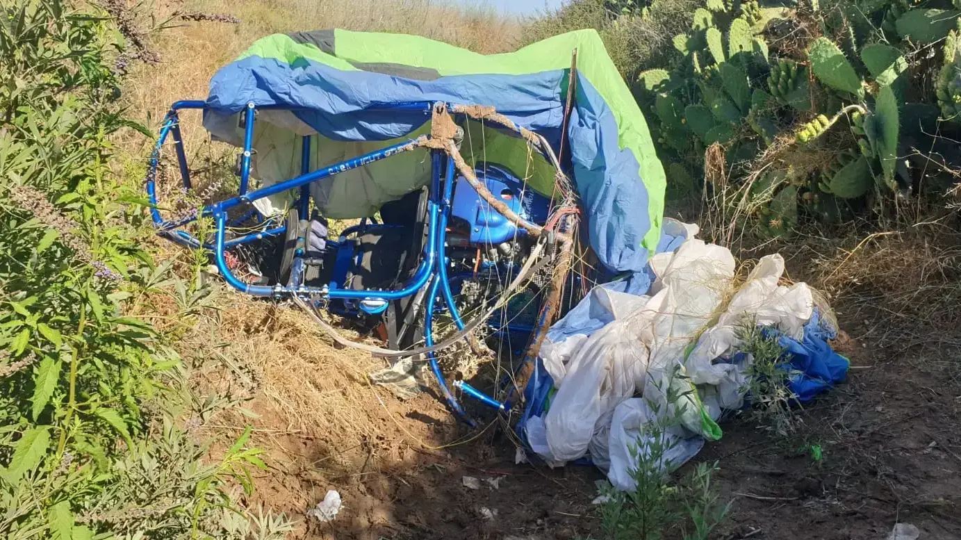 מצנח הרחיפה הממונע שהתרסק בזירה סמוך ללטרון. 2 ביולי 2021
