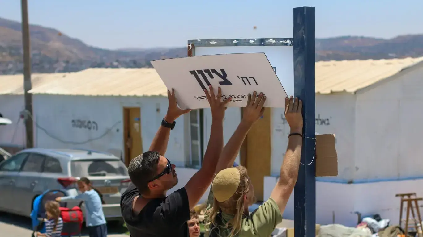 תושבי מאחז אביתר מתכוננים לפינוי. 2 ביולי 2021
תושבי מאחז אביתר מתכוננים לפינוי. 2 ביולי 2021