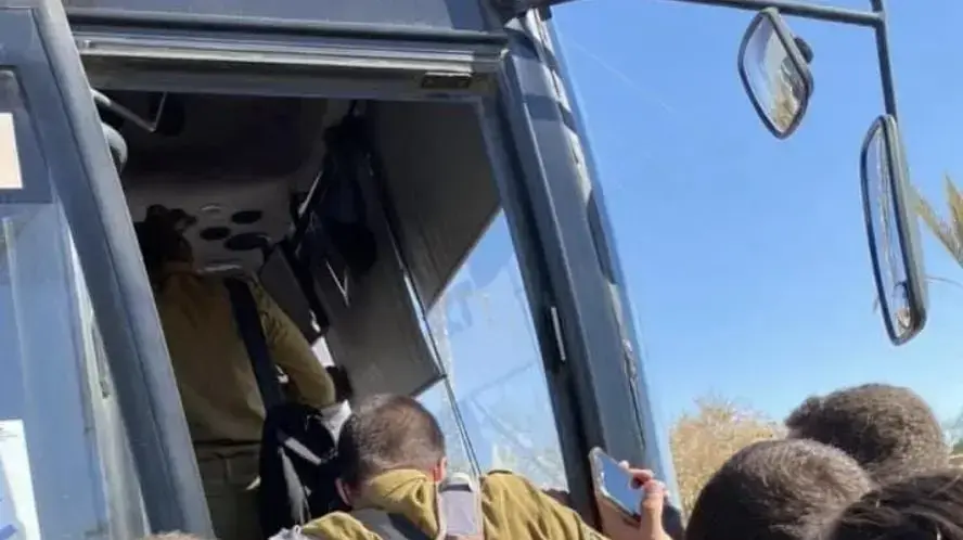 חיילים נדחפים בתור לאוטובוס ליד בסיס שיזפון, 02 ביולי 2021
