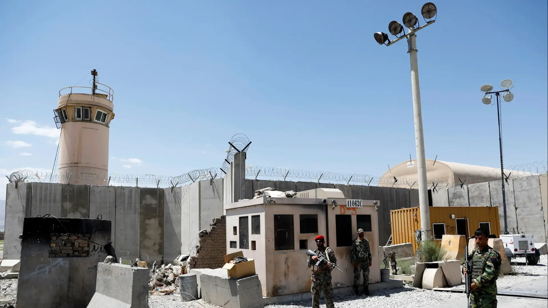 חיילים בצבא אפגניסטן בשער בסיס בגראם. 2 ביולי 2021