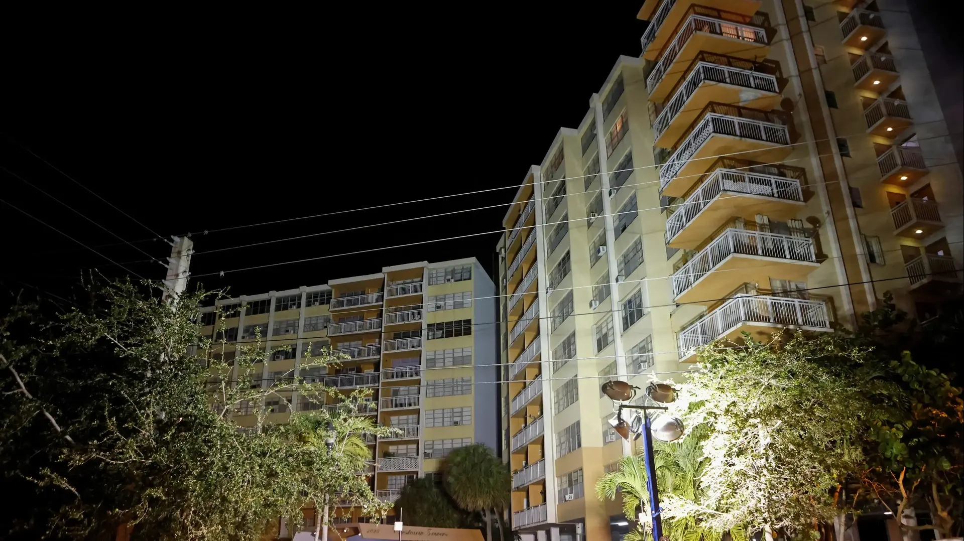 בניין בצפון מיאמי ביץ' שדייריו יתפנו עקב מציאת ליקויים מבניים בו. 2 ביולי 2021 בניין בצפון מיאמי ביץ' שדייריו יתפנו עקב מציאת ליקויים מבניים בו. 2 ביולי 2021