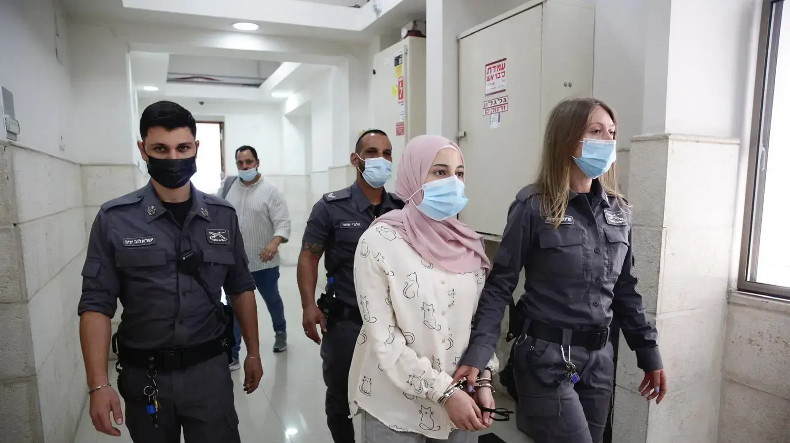 יסמין ג'אבר שנאשמה בגין מגע עם סוכני חוץ וחברות בארגון טרור, בדרכה לבית המשפט המחוזי בירושלים. 4 ביולי 2021
