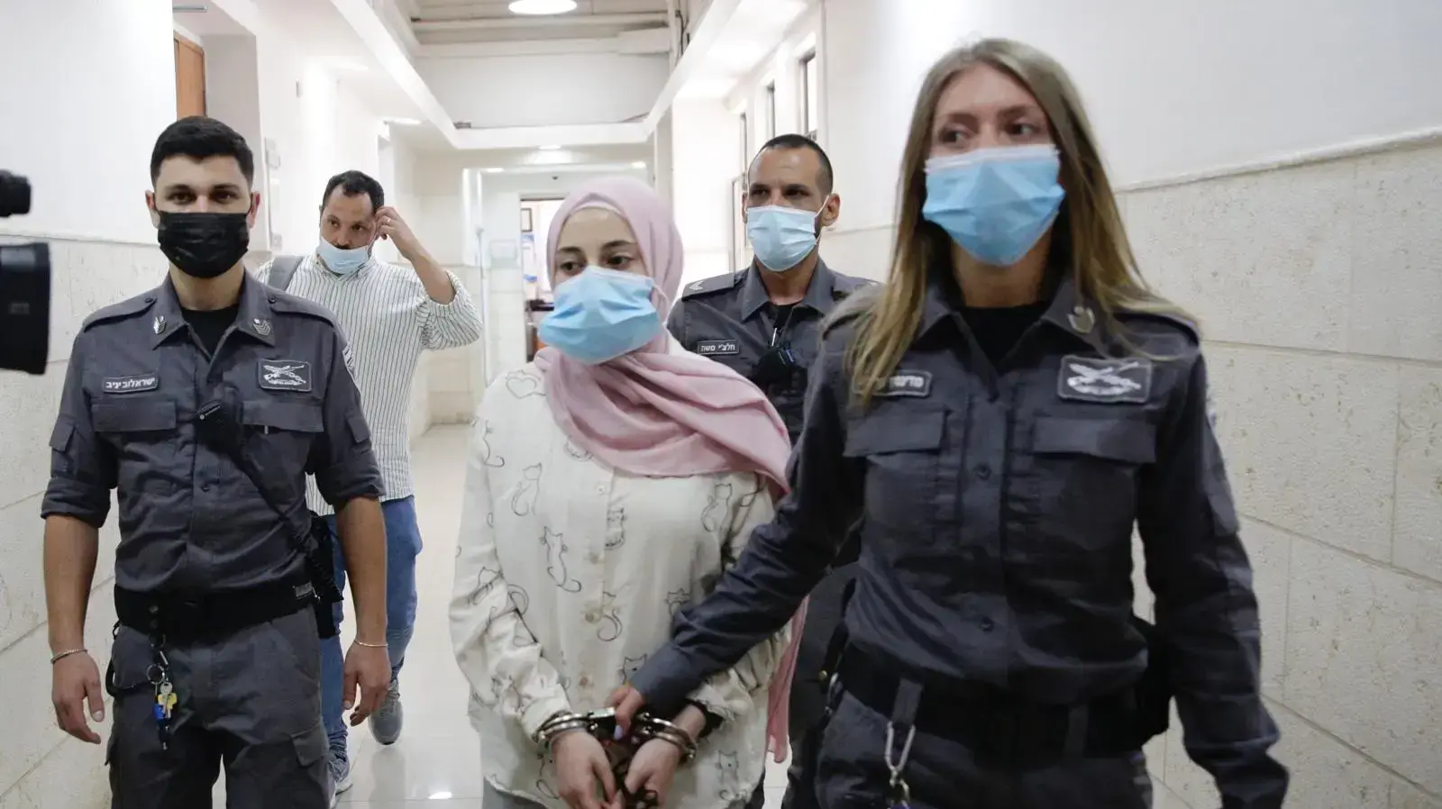 יסמין ג'אבר שנאשמה בגין מגע עם סוכני חוץ וחברות בארגון טרור, בדרכה לבית המשפט המחוזי בירושלים. 4 ביולי 2021 יסמין ג'אבר שנאשמה בגין מגע עם סוכני חוץ וחברות בארגון טרור, בדרכה לבית המשפט המחוזי בירושלים. 4 ביולי 2021