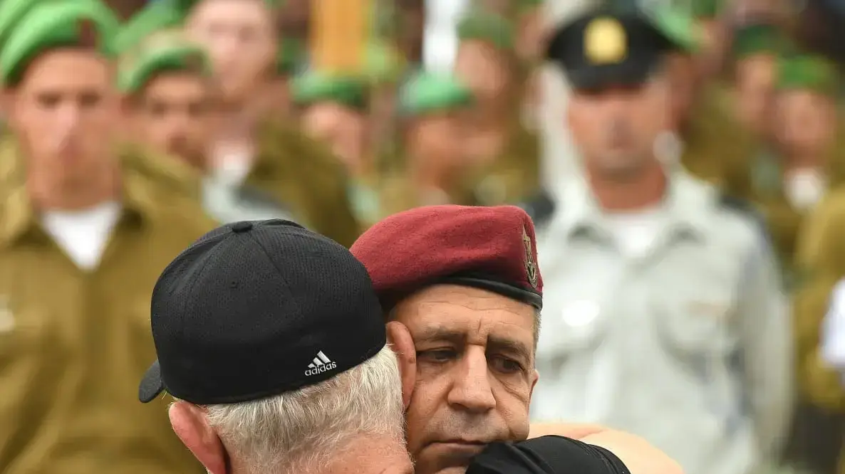 הרמטכ"ל אביב כוכבי והאבא זאב בהלוויתו של אל"מ שרון אסמן מח"ט הנח"ל , בית העלמין קריית שאול, 4 ביולי 2021 הרמטכ"ל אביב כוכבי והאבא זאב בהלוויתו של אל"מ שרון אסמן מח"ט הנח"ל , בית העלמין קריית שאול, 4 ביולי 2021