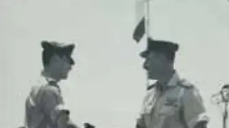 אליעזר אדר בסיום קורס טייס, מקבל כנפיים מהאלוף מוטי הוד, 1968 אליעזר אדר בסיום קורס טייס, מקבל כנפיים מהאלוף מוטי הוד, 1968