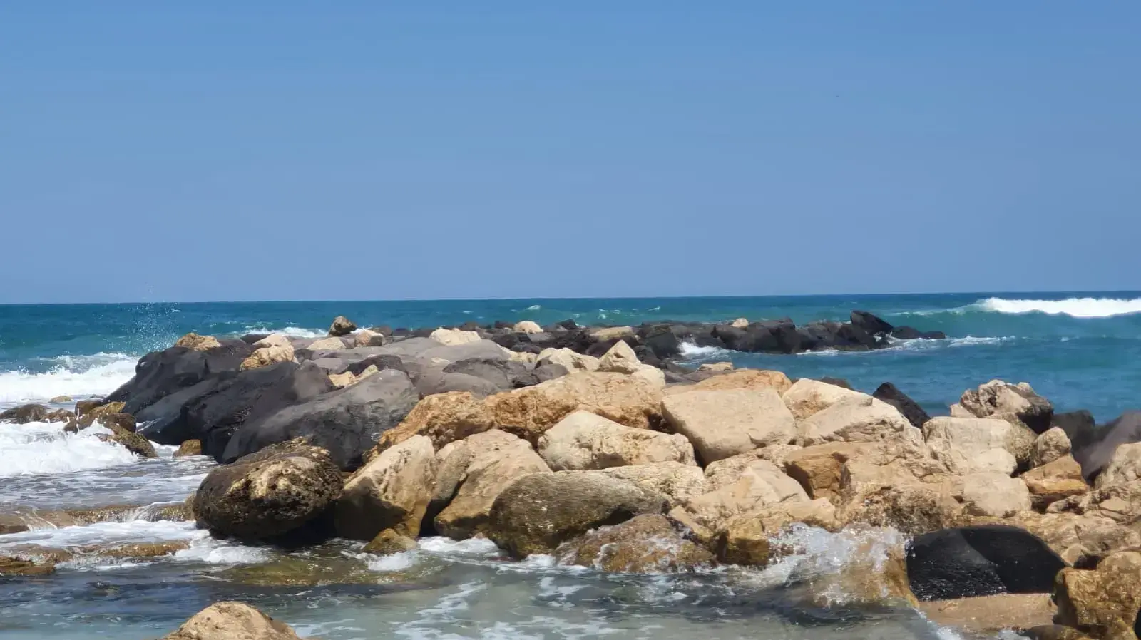 שובר הגלים ממנו נפל נער הנעדר בחוף הדייגים בחדרה, 5 ביולי 2021 שובר הגלים ממנו נפל נער הנעדר בחוף הדייגים בחדרה, 5 ביולי 2021