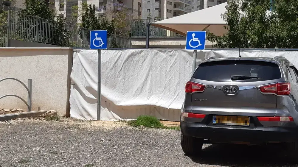 רכב חונה בחניית נכים רכב חונה בחניית נכים
