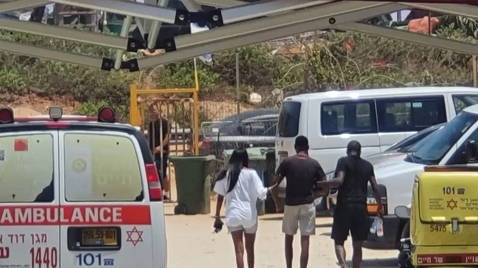 (באמצע) חברו של נער הנעדר בחוף הדייגים בחדרה, 5 ביולי 2021 (באמצע) חברו של נער הנעדר בחוף הדייגים בחדרה, 5 ביולי 2021