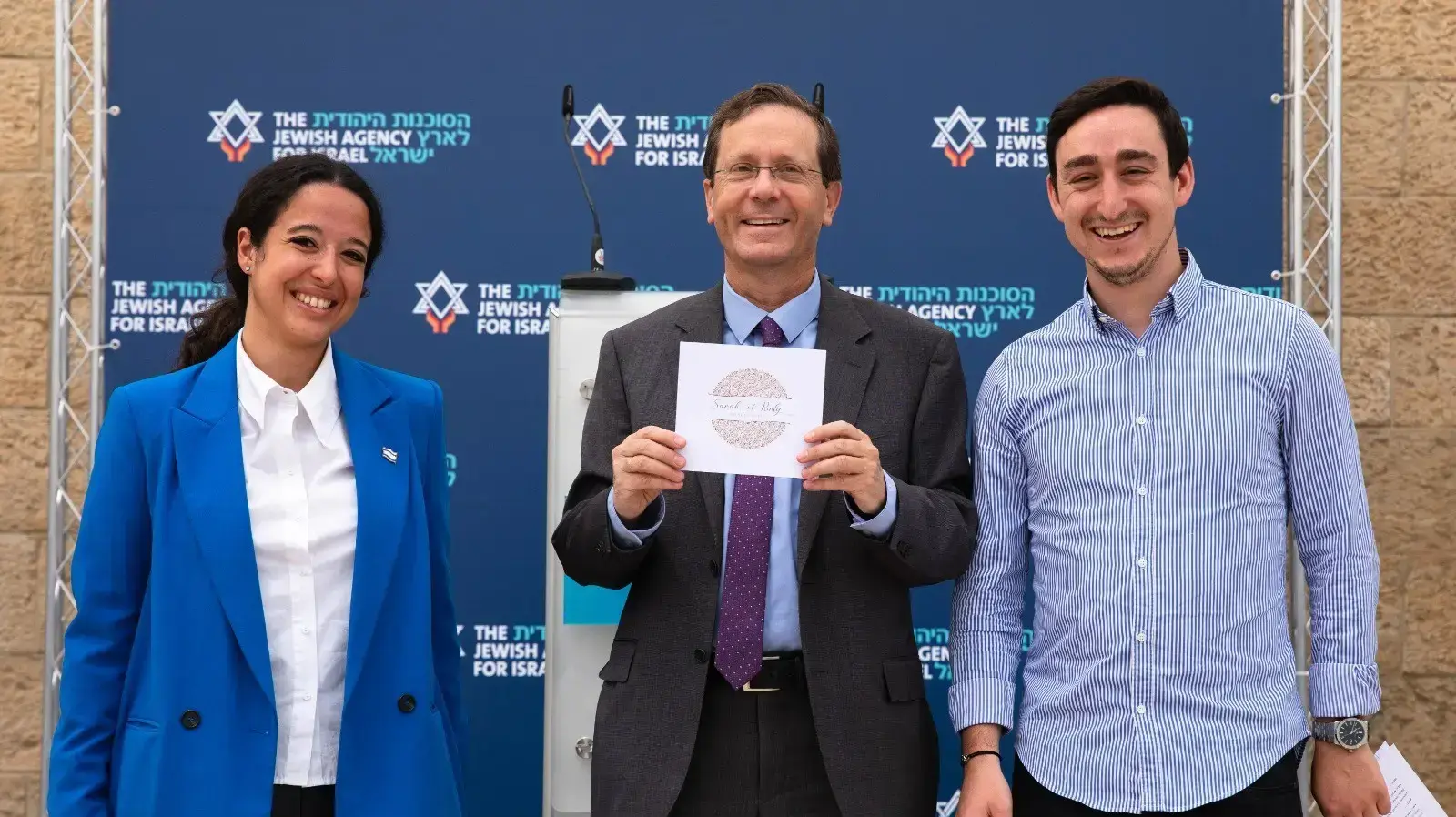 שרה ורודי שעלו מצרפת והכירו באולפן עציון של הסוכנות היהודית בירושלים, העניקו לנשיא הנבחר הזמנה לחתונתם, באירוע הפרידה שערכה לו הסוכנות היהודית. שרה ורודי שעלו מצרפת והכירו באולפן עציון של הסוכנות היהודית בירושלים, העניקו לנשיא הנבחר הזמנה לחתונתם, באירוע הפרידה שערכה לו הסוכנות היהודית.
