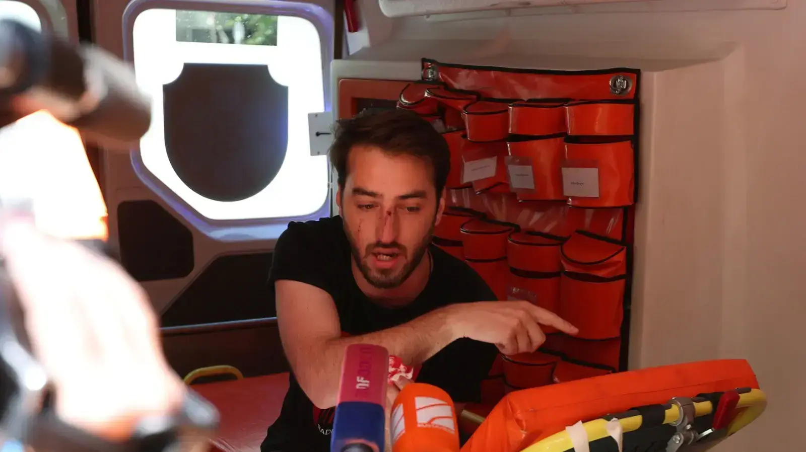 עיתונאי שנפצע בהפגנה נגד מעצד הגאווה בטביליסי, גיאורגיה, 5 ביולי 2021 עיתונאי שנפצע בהפגנה נגד מעצד הגאווה בטביליסי, גיאורגיה, 5 ביולי 2021