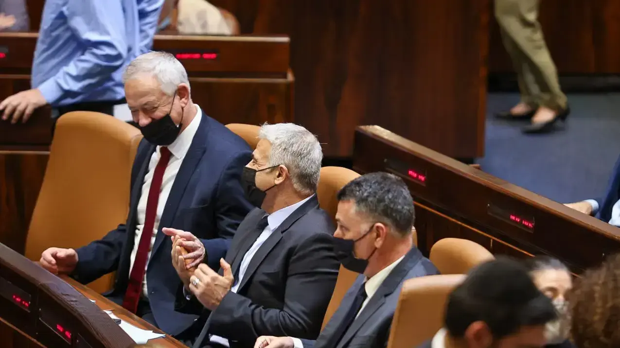 יאיר לפיד ובני גנץ במליאת הכנסת, 6 ביולי 2021 יאיר לפיד ובני גנץ במליאת הכנסת, 6 ביולי 2021