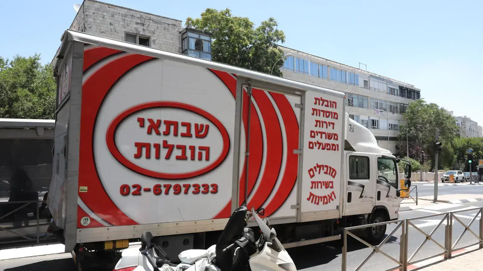 משאית הובלות ליד בית ראש הממשלה לקראת עזיבת נתניהו, 6 ביולי 2021 משאית הובלות ליד בית ראש הממשלה לקראת עזיבת נתניהו, 6 ביולי 2021