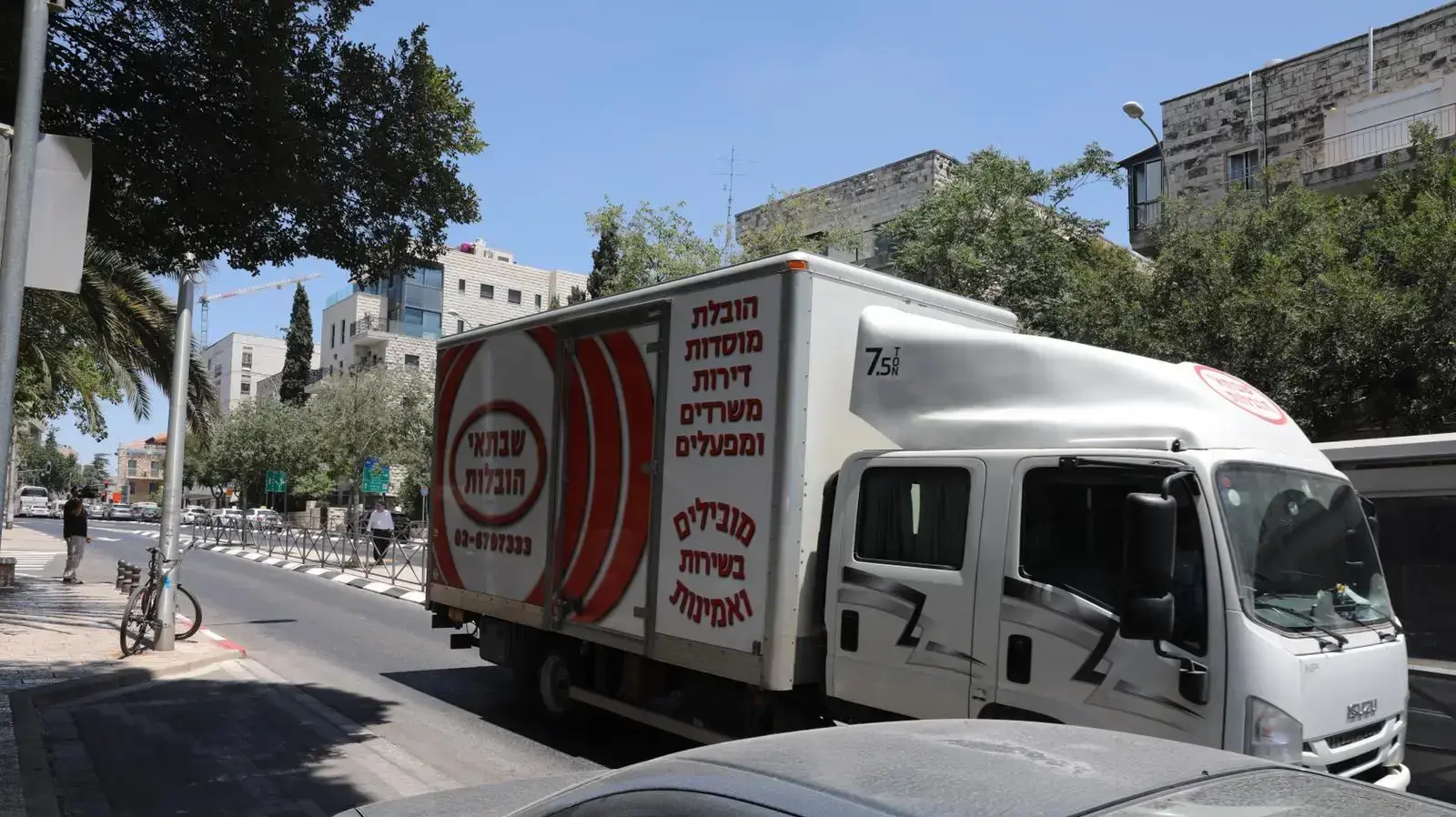משאית הובלות ליד בית ראש הממשלה לקראת עזיבת נתניהו, 6 ביולי 2021 משאית הובלות ליד בית ראש הממשלה לקראת עזיבת נתניהו, 6 ביולי 2021