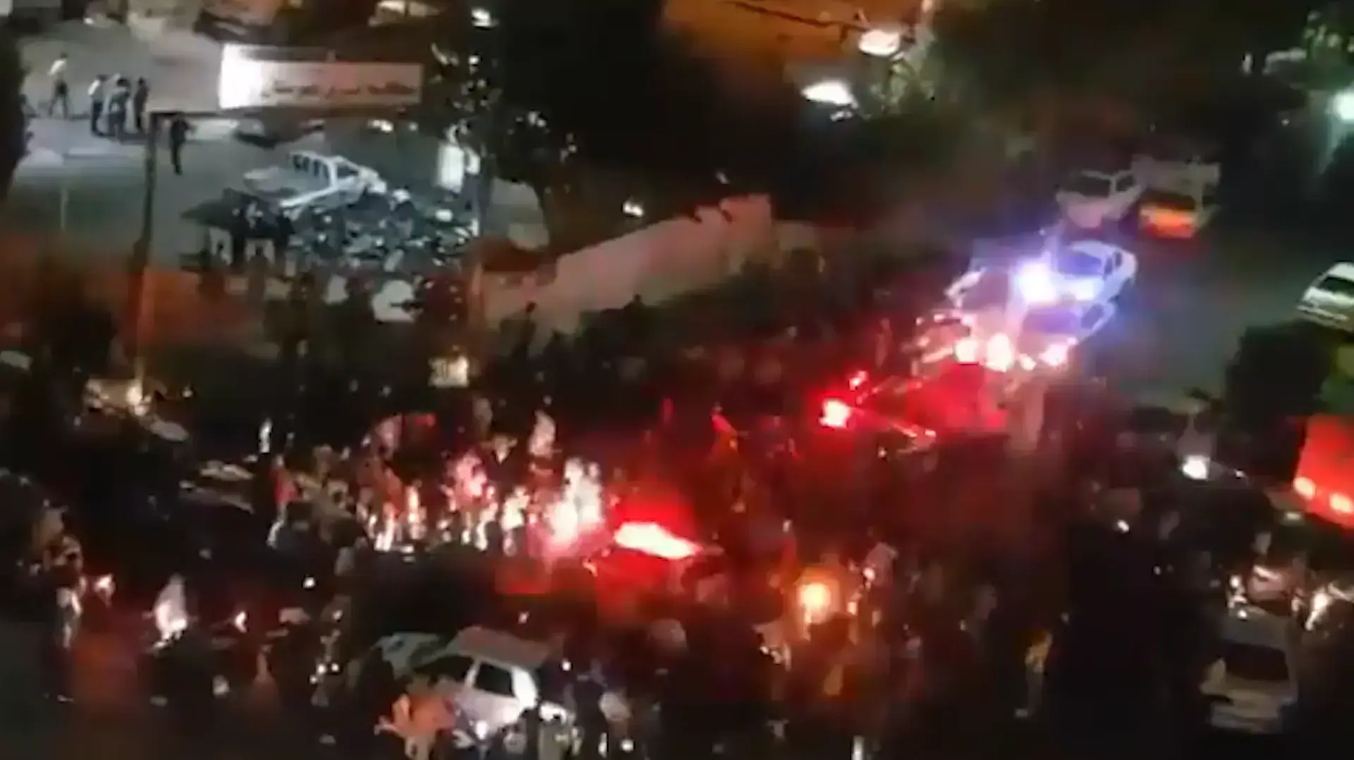 אזרחים זועמים קראו: "מוות לדיקטטור, מוות לחמינאי"