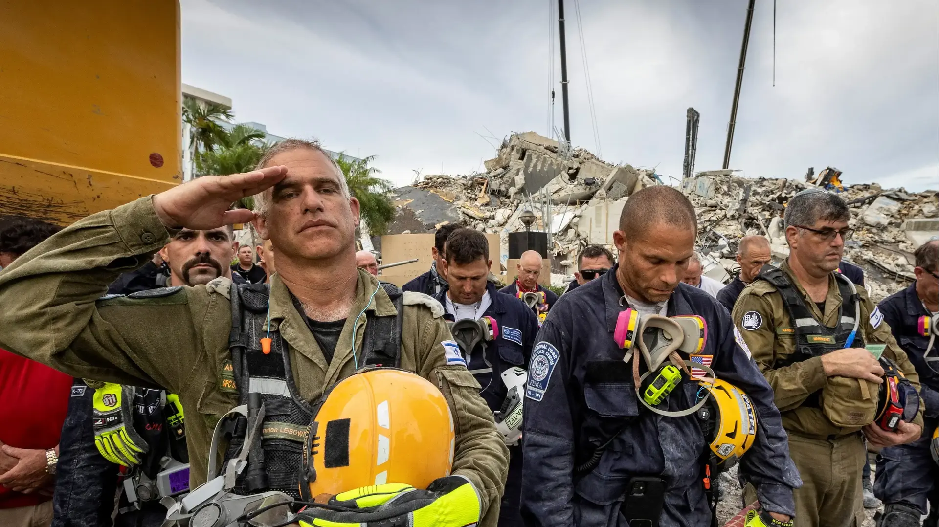 משלחת צה"ל עומדת דקת דומייה באתר האסון בעיירת סרפסייד, מיאמי. 7 ביולי 2021 משלחת צה"ל עומדת דקת דומייה באתר האסון בעיירת סרפסייד, מיאמי. 7 ביולי 2021