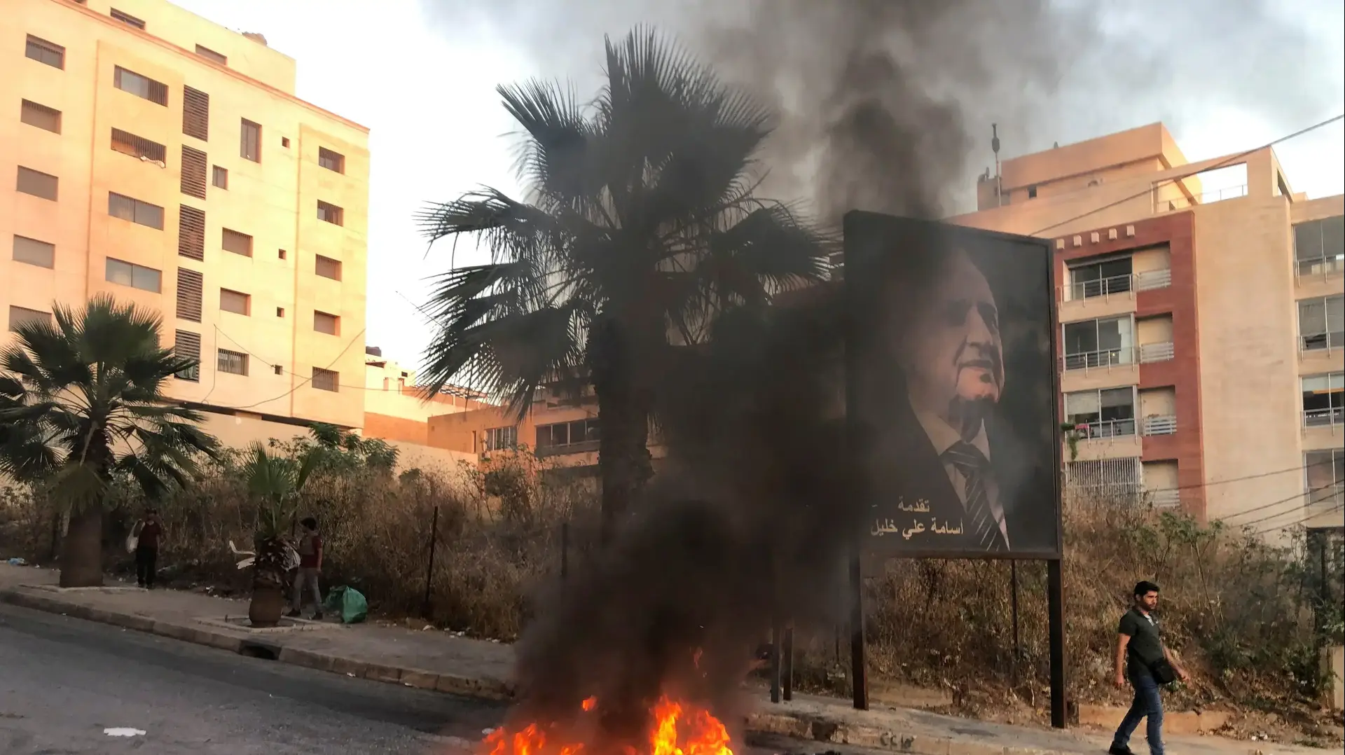 שריפת צמיגים במחאה על המצב הכלכלי הקשה בלבנון, 28 ביוני, 2021 שריפת צמיגים במחאה על המצב הכלכלי הקשה בלבנון, 28 ביוני, 2021