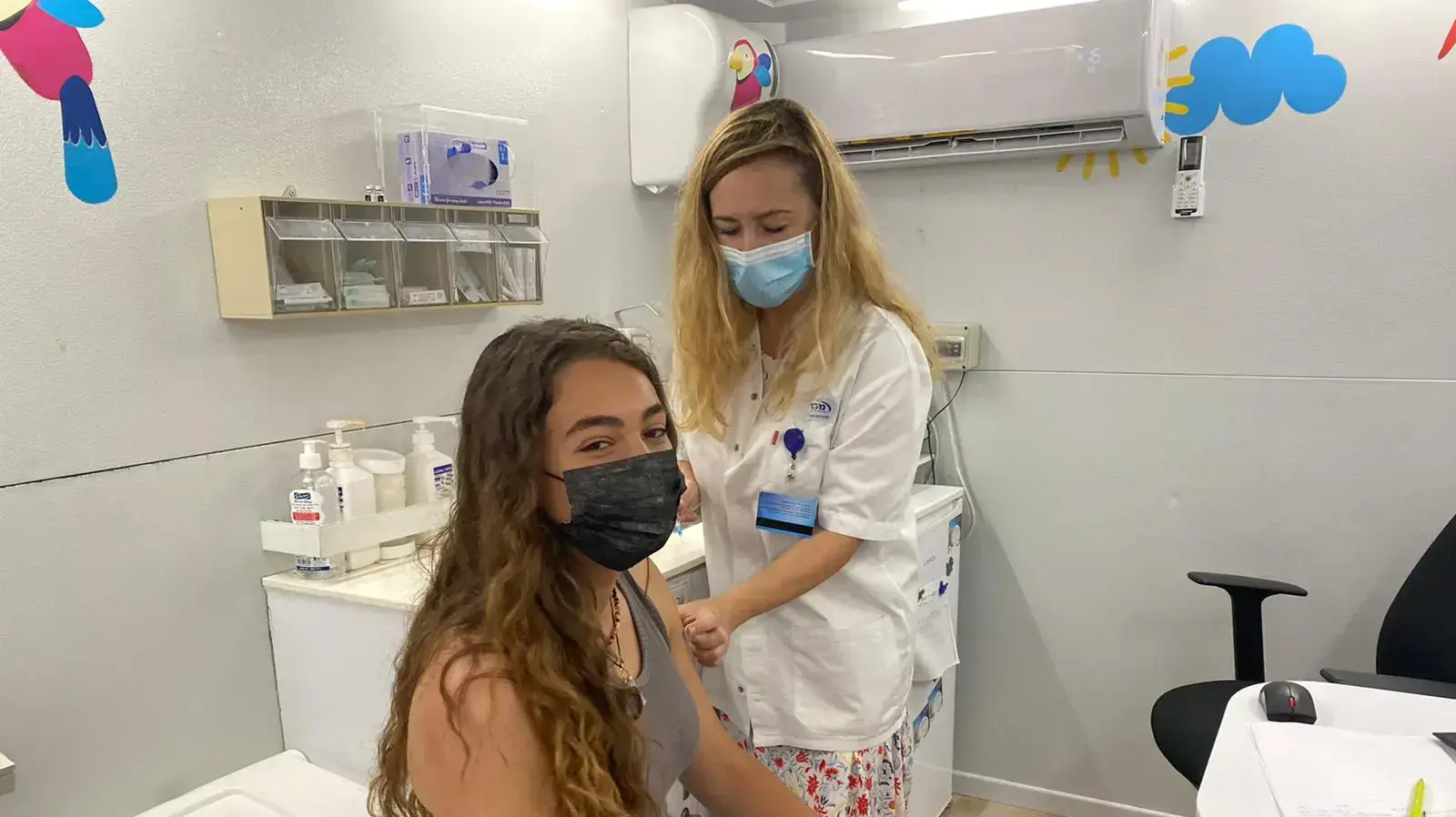 עפרי אביב מתחסנת בניידת החיסונים של קופת חולים מכבי בחוף דדו בחיפה. 10 ביולי 2021 עפרי אביב מתחסנת בניידת החיסונים של קופת חולים מכבי בחוף דדו בחיפה. 10 ביולי 2021
