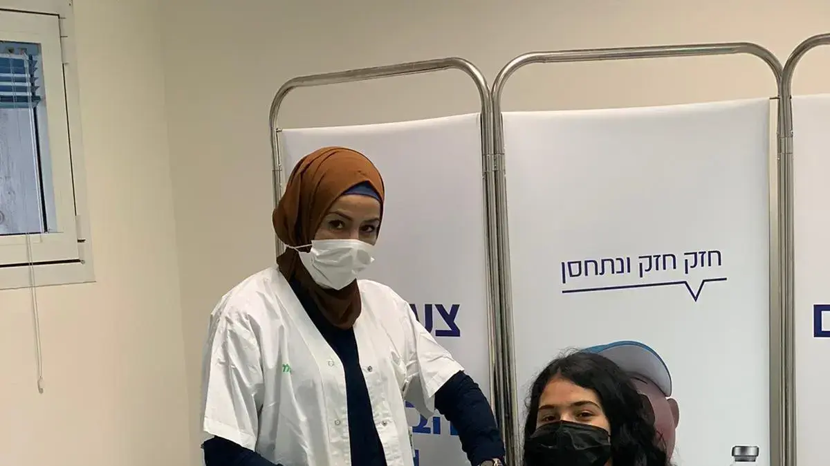 הנער אחמד שחאדה והנערה יוסרא דחלה מתחסנים לקורונה במתחם כללית בנצרת. 10 ביולי 2021 הנער אחמד שחאדה והנערה יוסרא דחלה מתחסנים לקורונה במתחם כללית בנצרת. 10 ביולי 2021