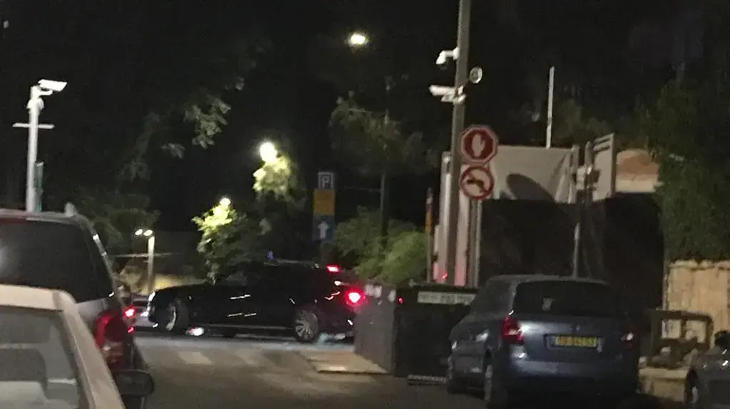 משפחת נתניהו עוזבת את מעון רה"מ בבלפור אחרי 12 שנה קצת אחרי חצות. 11 ביולי 2021 משפחת נתניהו עוזבת את מעון רה"מ בבלפור אחרי 12 שנה קצת אחרי חצות. 11 ביולי 2021