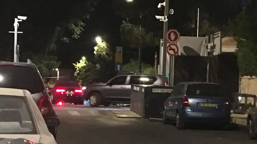 משפחת נתניהו עוזבת את מעון רה"מ בבלפור אחרי 12 שנה קצת אחרי חצות. 11 ביולי 2021 משפחת נתניהו עוזבת את מעון רה"מ בבלפור אחרי 12 שנה קצת אחרי חצות. 11 ביולי 2021