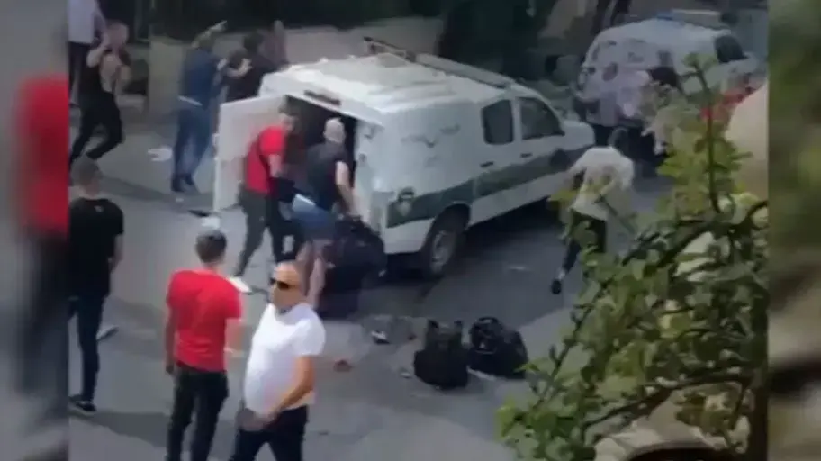תושב דיר אל-אסד פורץ לניידת מג"ב ומוציא ממנה ציוד השייך למשטרה 11.07.21 תושב דיר אל-אסד פורץ לניידת מג"ב ומוציא ממנה ציוד השייך למשטרה 11.07.21