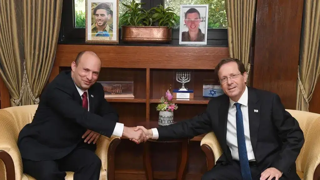 נשיא המדינה יצחק הרצוג קיים פגישת עבודה ראשונה בלשכתו עם ראש הממשלה נפתלי בנט, 12 ביולי 2021 נשיא המדינה יצחק הרצוג קיים פגישת עבודה ראשונה בלשכתו עם ראש הממשלה נפתלי בנט, 12 ביולי 2021