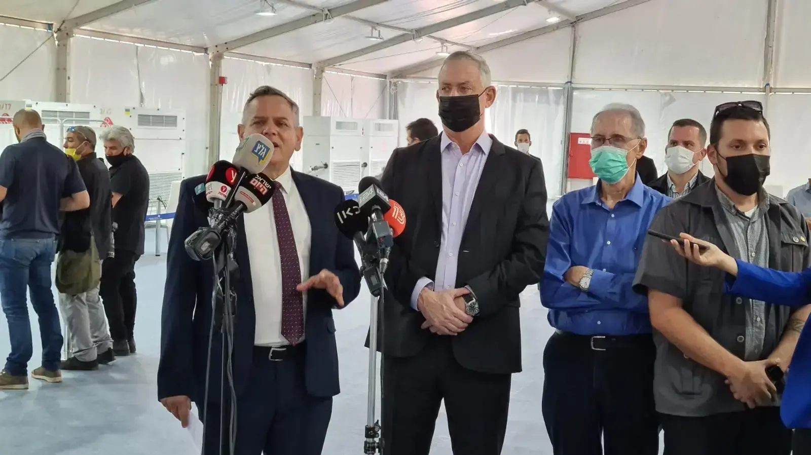 שר הביטחון, בני גנץ, ושר הבריאות, ניצן הורוביץ, במתחם החיסונים המוקם בנתב"ג ע"י משרד הביטחון, 12 ביולי 2021 שר הביטחון, בני גנץ, ושר הבריאות, ניצן הורוביץ, במתחם החיסונים המוקם בנתב"ג ע"י משרד הביטחון, 12 ביולי 2021
