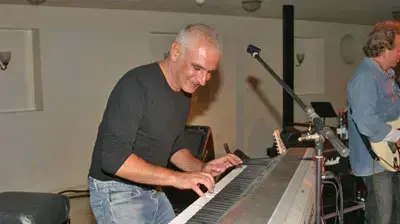 משה לוי נותן בקלידים משה לוי נותן בקלידים