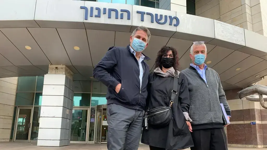 מנכ״ל בית הספר הריאלי העברי בחיפה, ד״ר יוסי בן דב (מימין) עם מנהל החטיבה העליונה בבית בירם, מנדי רבינוביץ ועו״ד חלי בן ארי שייצגה אותם מנכ״ל בית הספר הריאלי העברי בחיפה, ד״ר יוסי בן דב (מימין) עם מנהל החטיבה העליונה בבית בירם, מנדי רבינוביץ ועו״ד חלי בן ארי שייצגה אותם