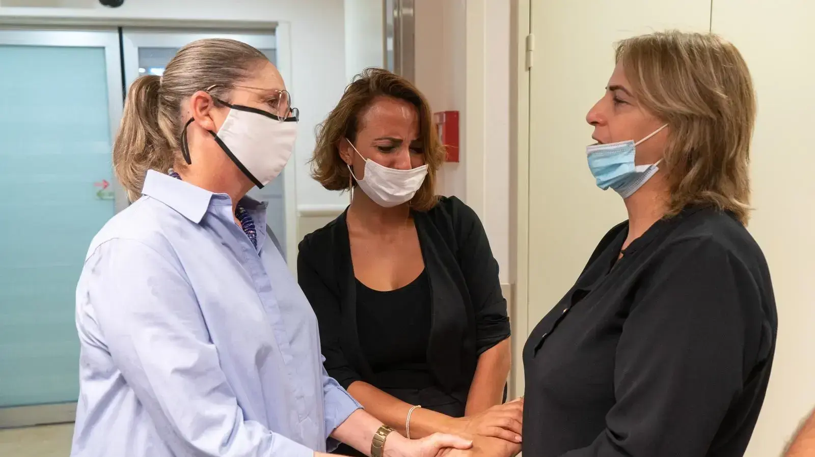 מיכל הרצוג יחד עם משפחתו של איציק סעידיאן 14.7.21 מיכל הרצוג יחד עם משפחתו של איציק סעידיאן 14.7.21