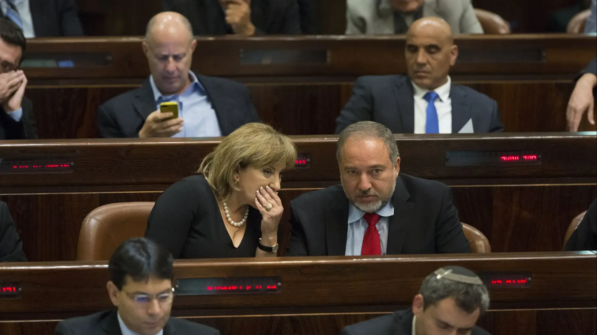 אביגדור ליברמן ופאינה קירשנבאום בכנסת, 27 באוקטובר 2014