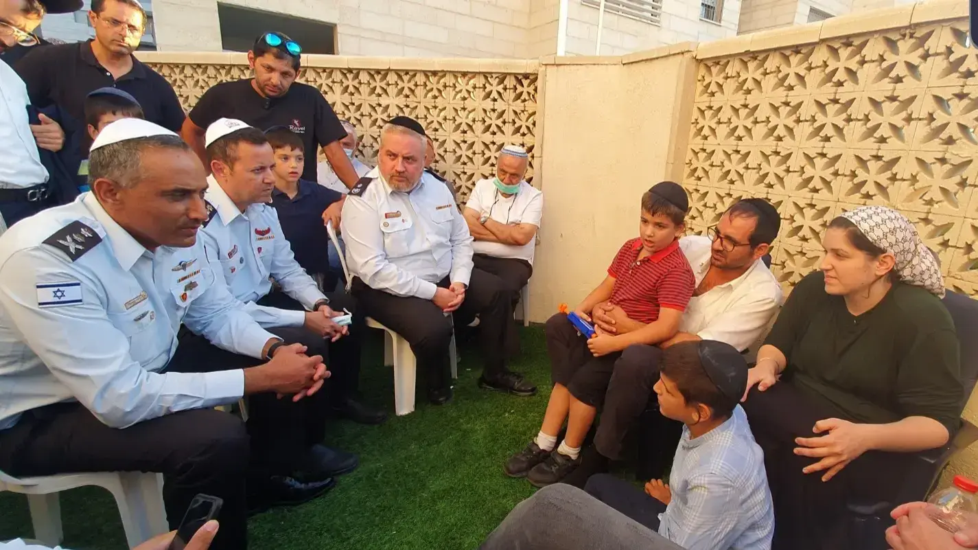 נציב כבאות והצלה רב טפסר דדי שמחי בניחום אבלים בבית משפחת משה בלוד, שבתם פנינה נהרגה בתאונת דרכים
14 ביולי 2021 נציב כבאות והצלה רב טפסר דדי שמחי בניחום אבלים בבית משפחת משה בלוד, שבתם פנינה נהרגה בתאונת דרכים
14 ביולי 2021