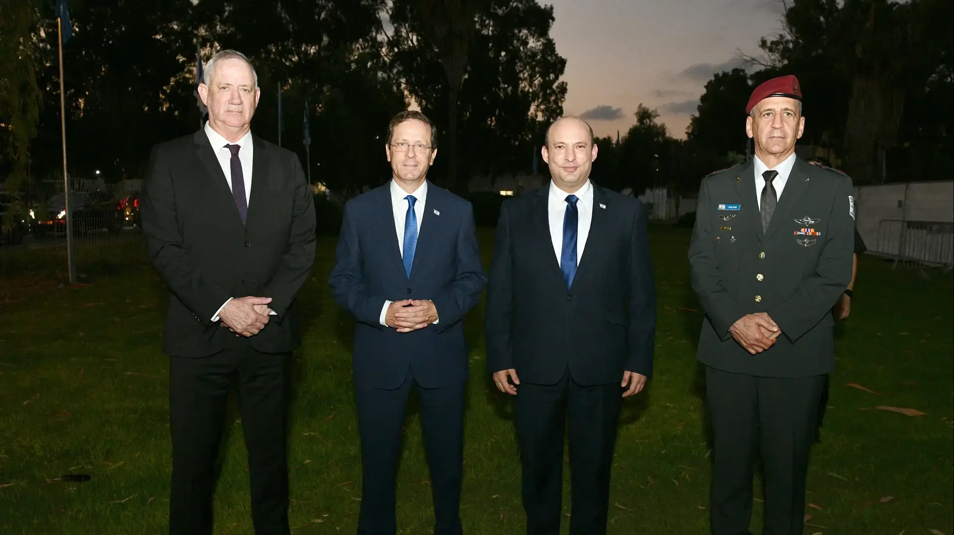 רה"מ נפתלי בנט, נשיא המדינה יצחק הרצוג, שר הביטחון בני גנץ והרמטכ"ל אביב כוכבי בטקס סיום קורס המכללה לביטחון לאומי, בבסיס דיין בגלילות. 14 ביולי 2021 רה"מ נפתלי בנט, נשיא המדינה יצחק הרצוג, שר הביטחון בני גנץ והרמטכ"ל אביב כוכבי בטקס סיום קורס המכללה לביטחון לאומי, בבסיס דיין בגלילות. 14 ביולי 2021