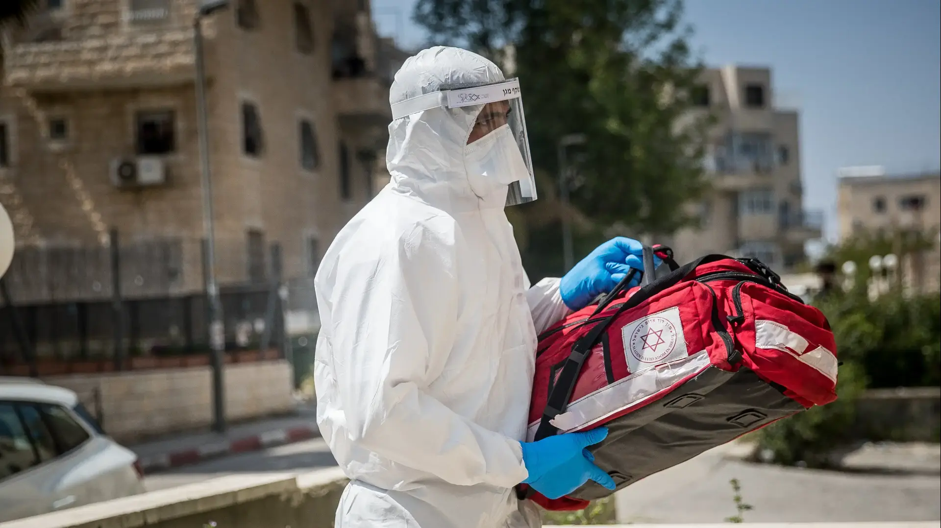 עובד מד"א ממוגן עם חליפה נגד קורונה עובד מד"א ממוגן עם חליפה נגד קורונה
