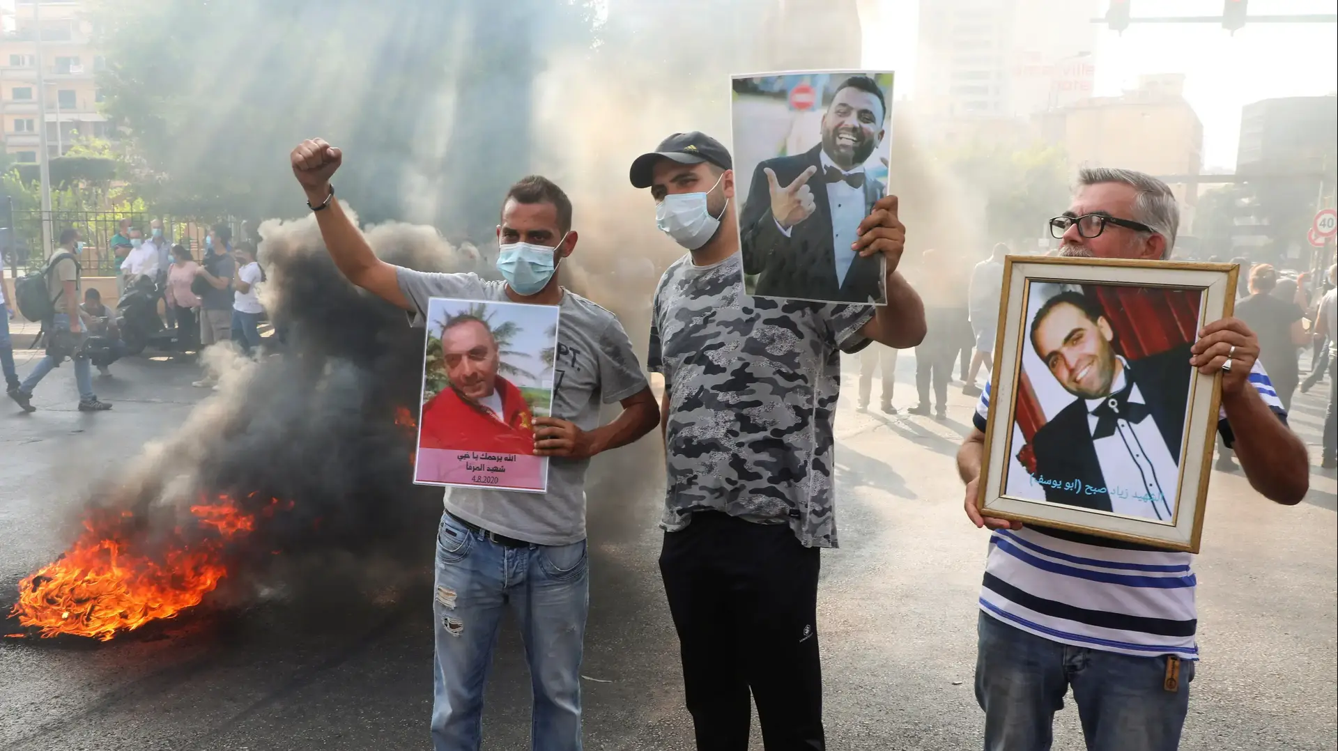 קרובי משפחות ההרוגים מהפיצוץ בנמל ביירות במהלך הפגנה בדרשיה לצדק 14 ביולי 2021 קרובי משפחות ההרוגים מהפיצוץ בנמל ביירות במהלך הפגנה בדרשיה לצדק 14 ביולי 2021