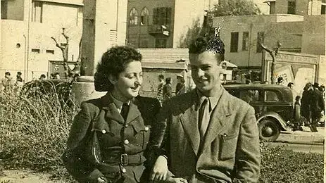 חנה סנש עם אחיה גיורא חנה סנש עם אחיה גיורא