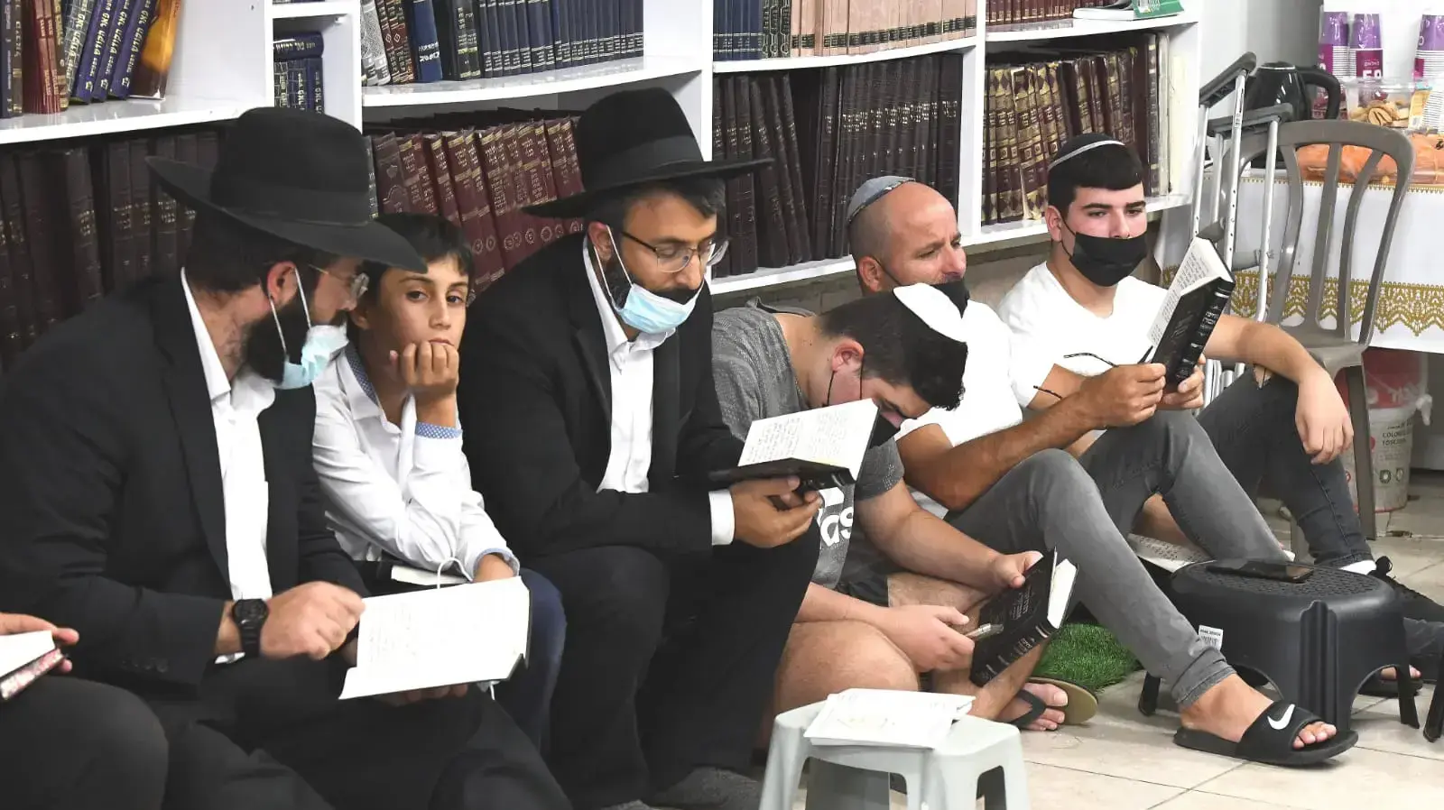 ערב תשעה באב | תפילות וקריאת מגילה בבית כנסת באשקלון 17 ביולי 2021
ערב תשעה באב | תפילות וקריאת מגילה בבית כנסת באשקלון 17 ביולי 2021