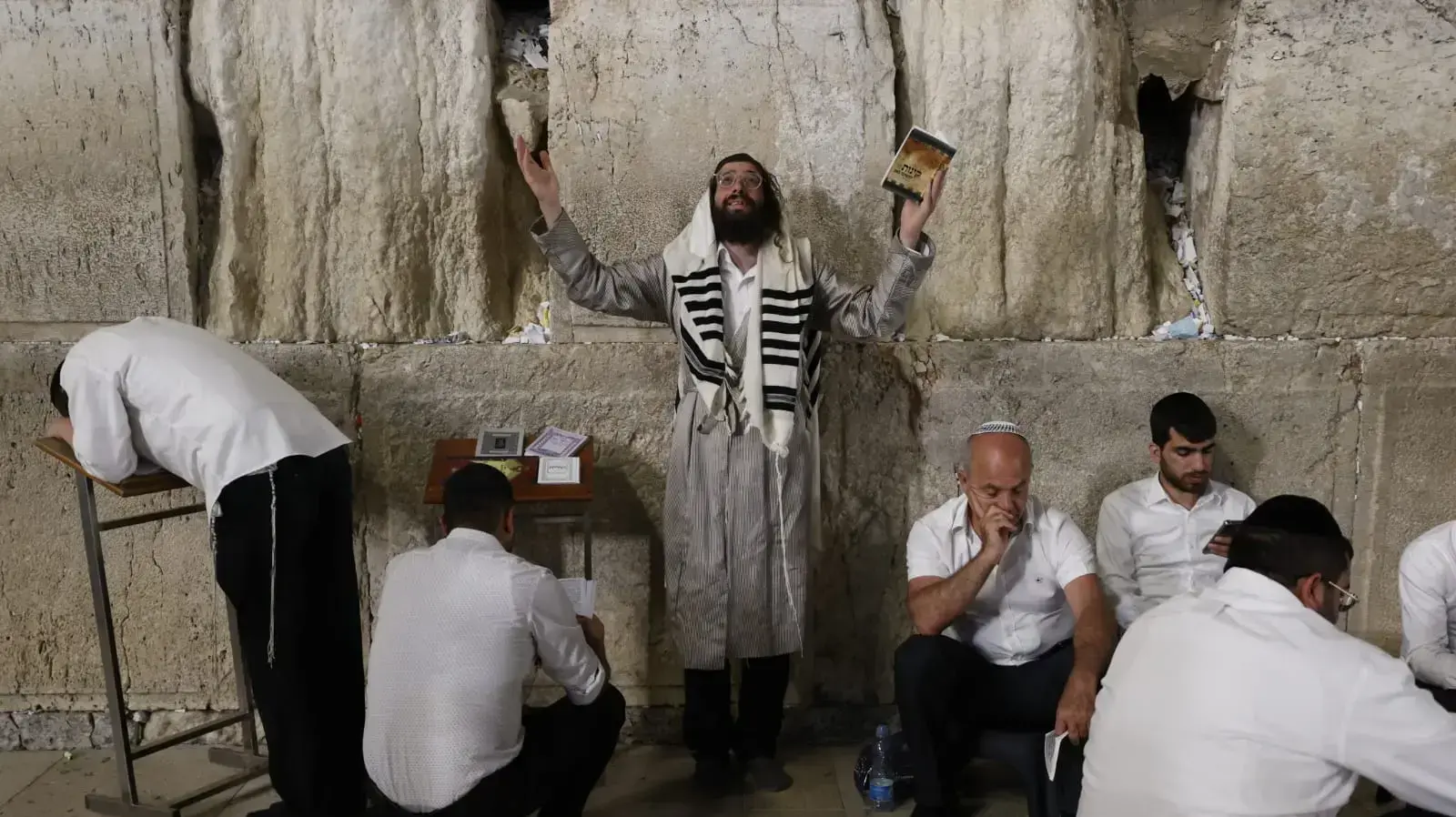 ערב תשעה באב | תפילות וקריאת מגילה בכותל 17 ביולי 2021
ערב תשעה באב | תפילות וקריאת מגילה בכותל 17 ביולי 2021
