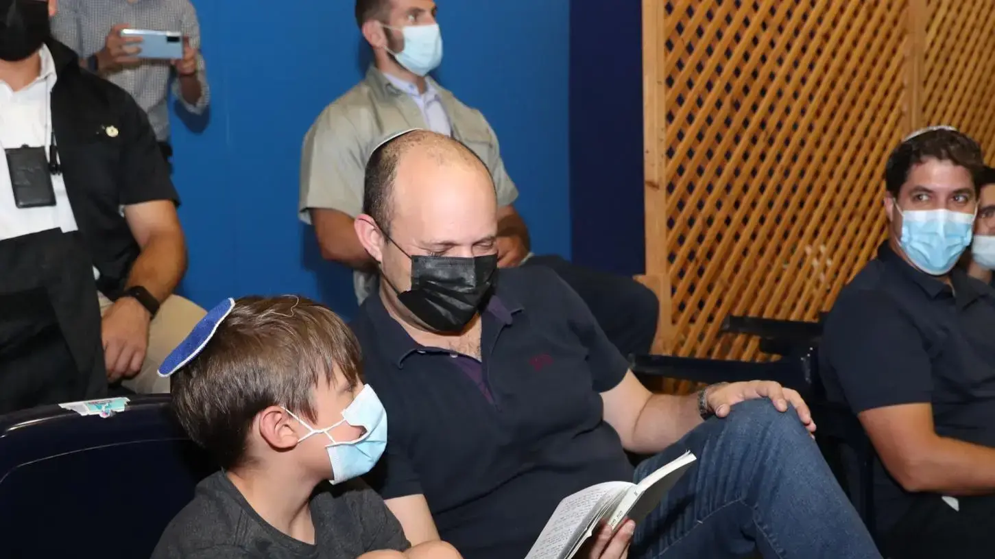 ראש הממשלה נפתלי בנט בקריאת מגילת איכה בבית כנסת ברעננה ראש הממשלה נפתלי בנט בקריאת מגילת איכה בבית כנסת ברעננה