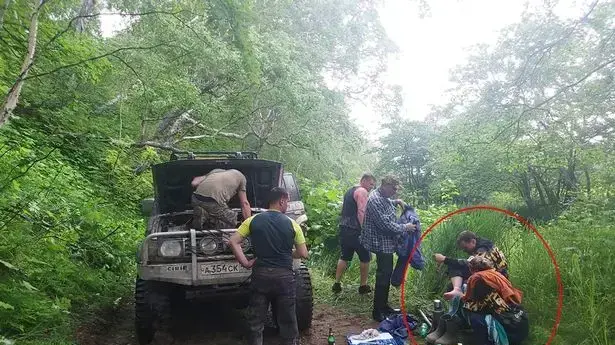 אנטון ונינה בוגדנוב שהו על עצים במשך עשרה ימים בניסיון לחמוק מדוב אנטון ונינה בוגדנוב שהו על עצים במשך עשרה ימים בניסיון לחמוק מדוב