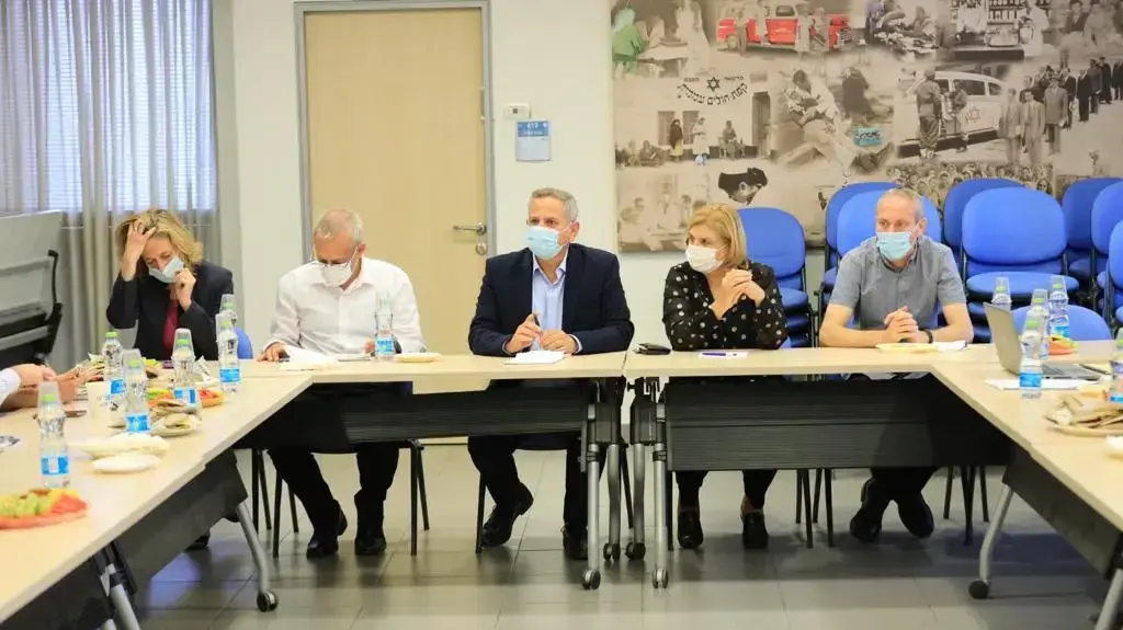 דיון בהובלת שר הבריאות, ניצן הורוביץ ובהשתתפות שרת הכלכלה אורנה ברביבאי, שר התרבות חילי טרופר, בכירי משרד הבריאות, נציגי האוצר ונציג המל"ל לדיון במתווה התו הירוק 19 ביולי 2021 דיון בהובלת שר הבריאות, ניצן הורוביץ ובהשתתפות שרת הכלכלה אורנה ברביבאי, שר התרבות חילי טרופר, בכירי משרד הבריאות, נציגי האוצר ונציג המל"ל לדיון במתווה התו הירוק 19 ביולי 2021