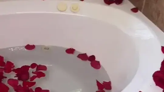 אמבטייה רומנטית עם פרחים השתבשה
