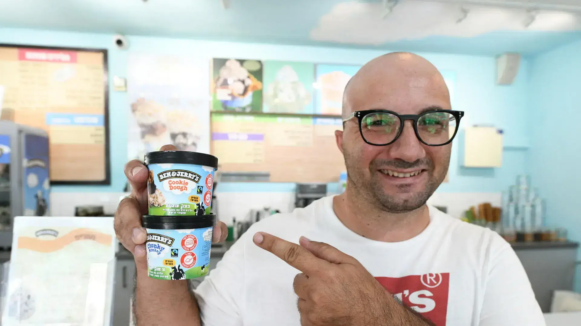 עידן פלטי, מנהל חנות מפעל הגלידות בן אנד ג'ריס, באר טוביה, 20 ביולי 2021 עידן פלטי, מנהל חנות מפעל הגלידות בן אנד ג'ריס, באר טוביה, 20 ביולי 2021