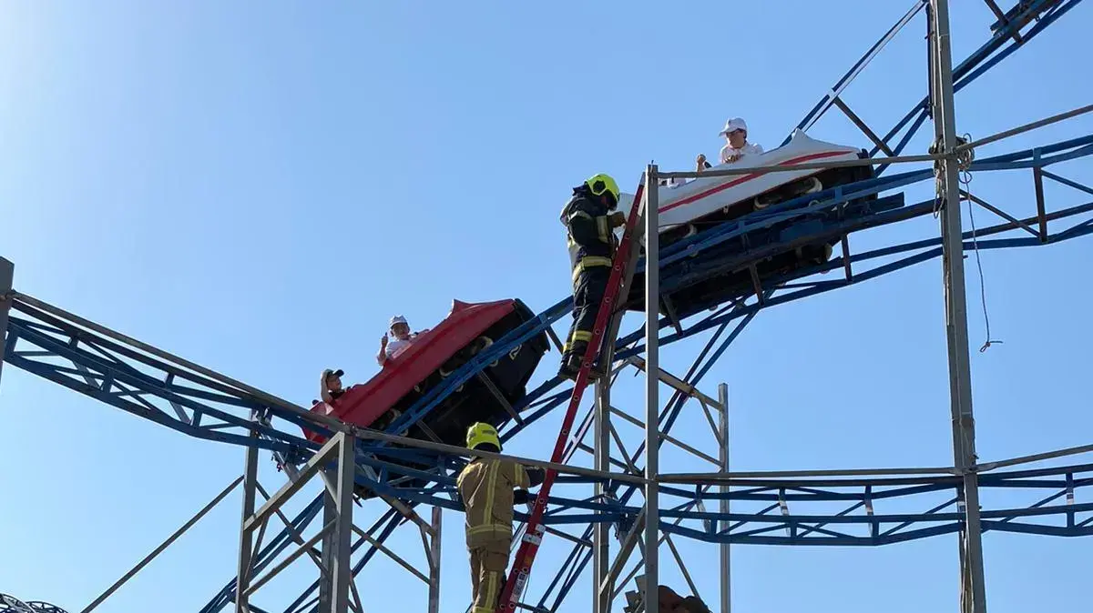 שמונה ילדים חולצו מרכבת הרים שנתקעה בזמן שפעלה בבני ברק, 20 ביולי 2021 שמונה ילדים חולצו מרכבת הרים שנתקעה בזמן שפעלה בבני ברק, 20 ביולי 2021