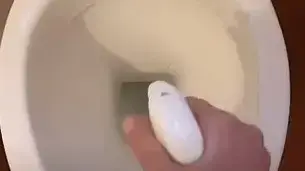 הטעות שכולם עושים בניקוי השירותים הטעות שכולם עושים בניקוי השירותים