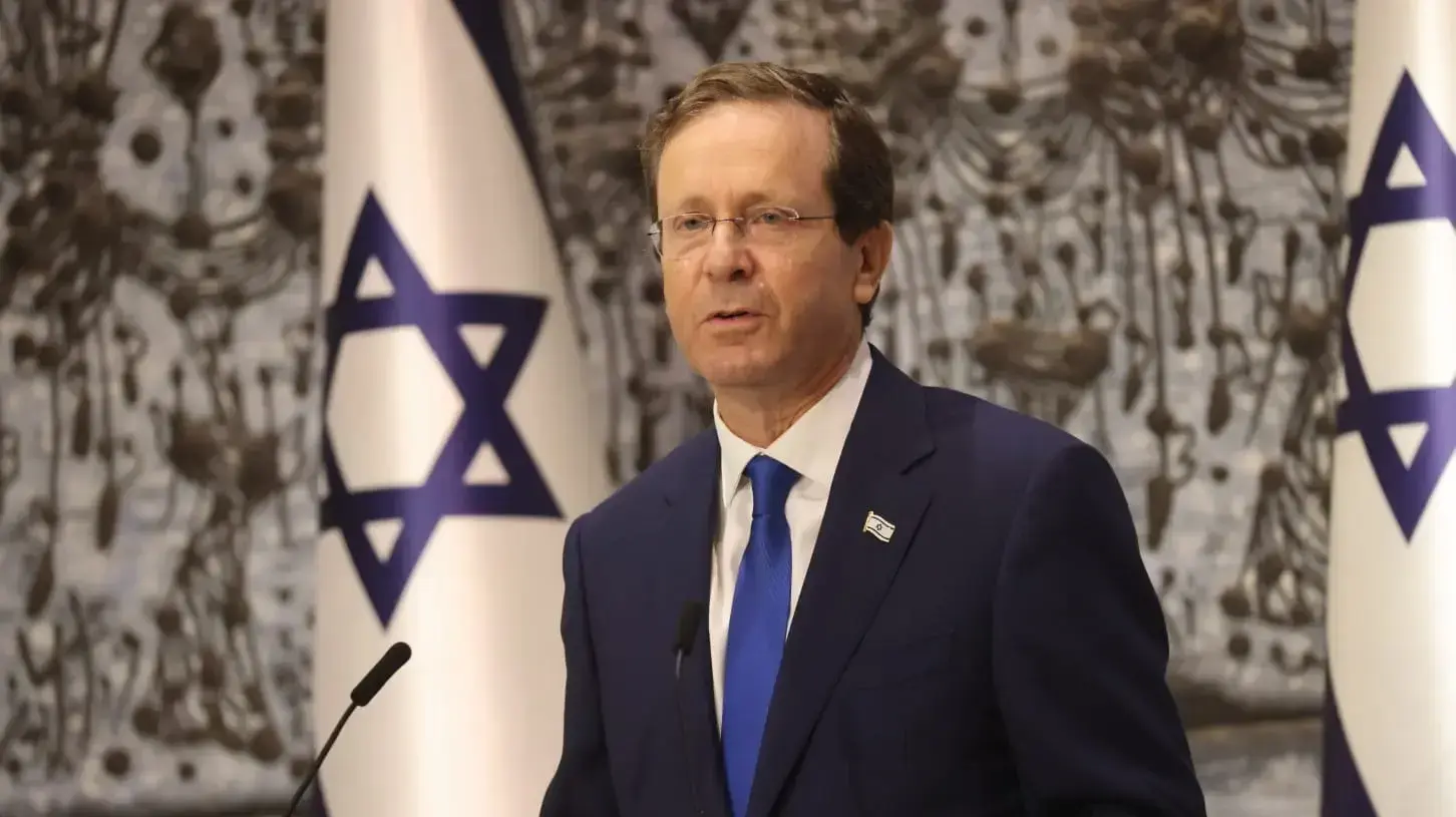נשיא המדינה, יצחק הרצוג במהלך הצהרה בטקס האזכרה הממלכתי המשותף לנשיאי וראשי ממשלות ישראל שהלכו לעולמם בבית הנשיא 21 יולי 2021 נשיא המדינה, יצחק הרצוג במהלך הצהרה בטקס האזכרה הממלכתי המשותף לנשיאי וראשי ממשלות ישראל שהלכו לעולמם בבית הנשיא 21 יולי 2021