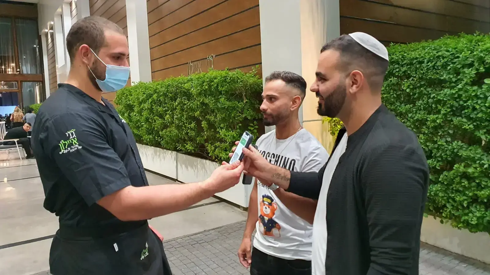 כניסה לחתונה באולם גני אילון בטבריה כניסה לחתונה באולם גני אילון בטבריה