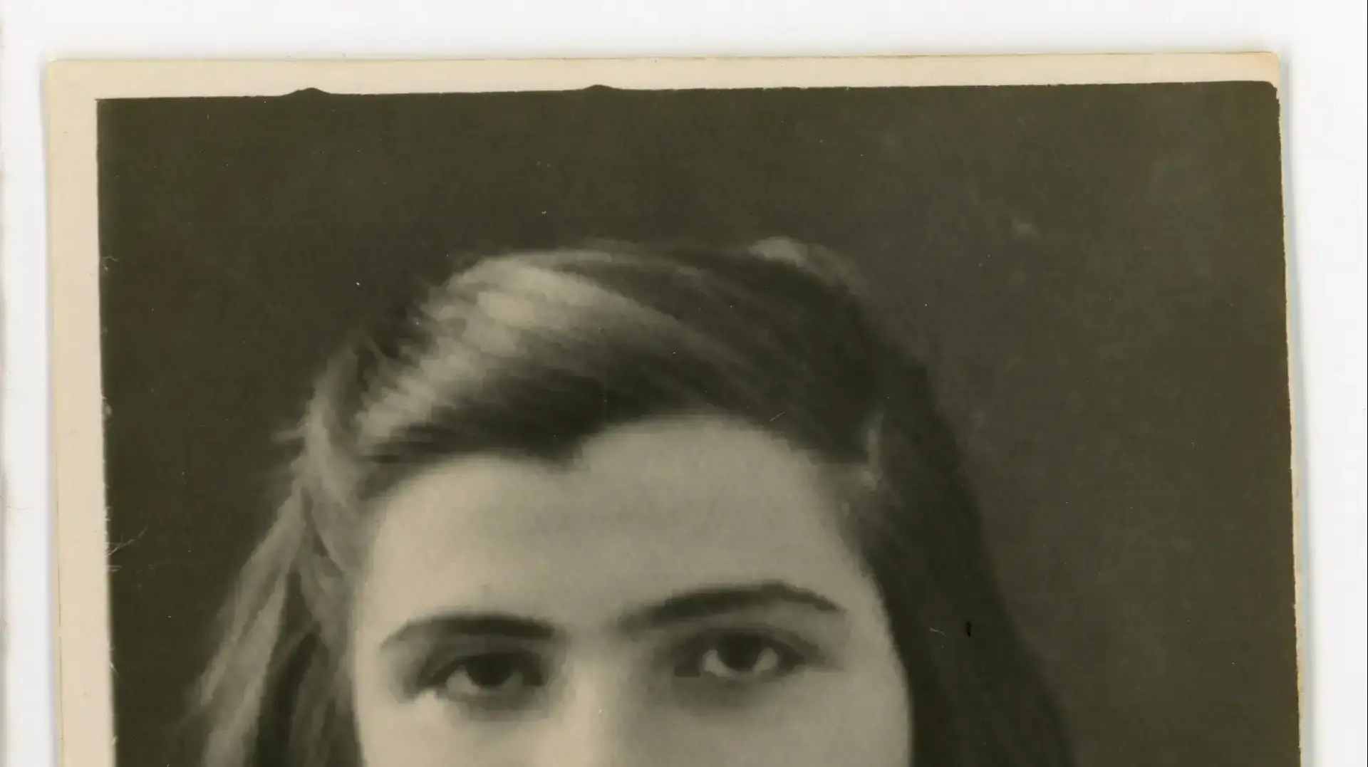 לאה גינצלר (''רות''). בת 16 לאה גינצלר (''רות''). בת 16